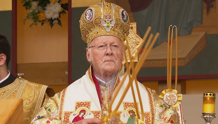 Στο Βουκουρέστι ο Οικουμενικός υπό κραυγές «Ανάθεμα» μνημόνευσε τον Ντουμένκο